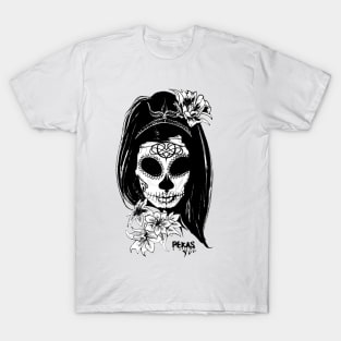 Princess catrina in black and white with flowers and text with a gloomy effect. Gloomy skulls. T-Shirt